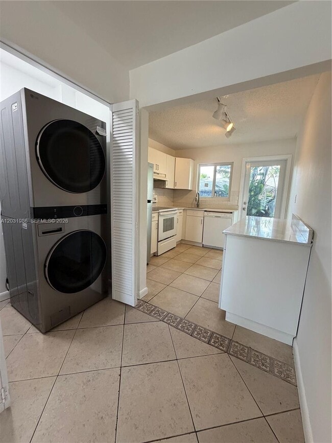 Building Photo - 1831 SW 24th St Unit W