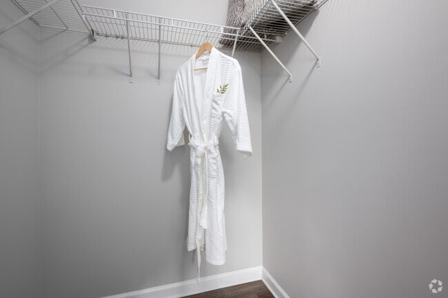 2BR, 2BA - 1007SF - Primary Closet