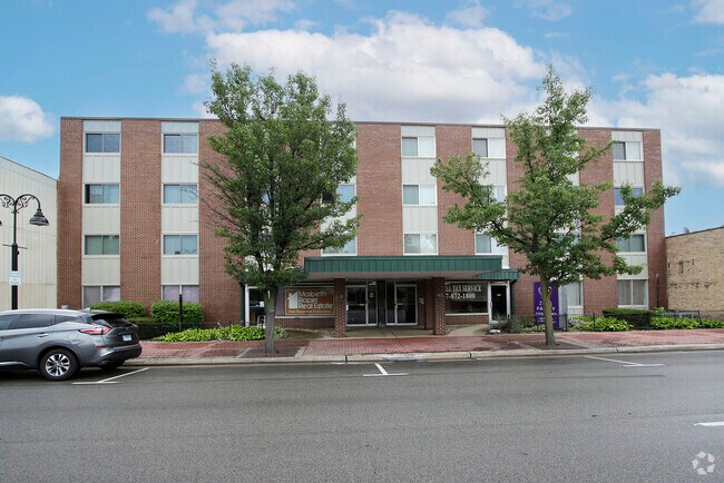 Sheridan Road entrance - Sheridan Center Apartments