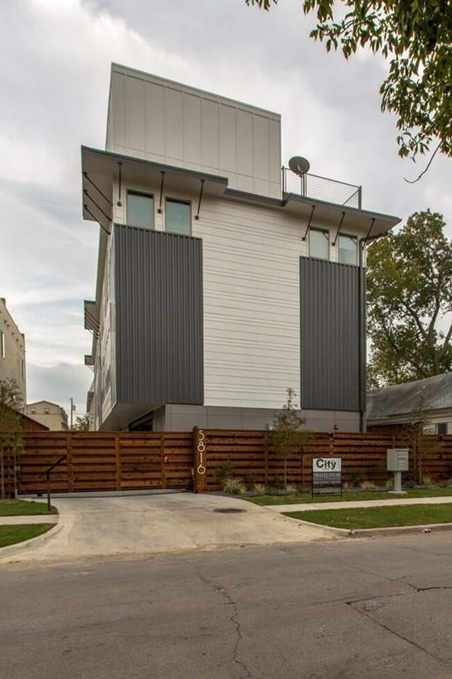 Photo - 5816 Lindell Ave