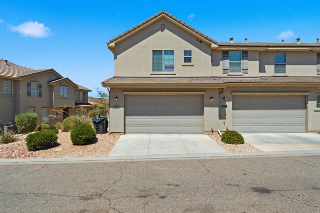 Building Photo - Bright & Spacious Desert Townhome
