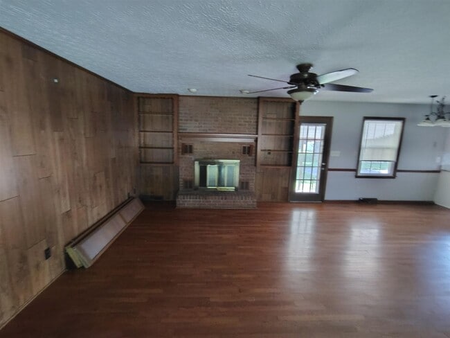 Photo - 700 Peachtree Ln