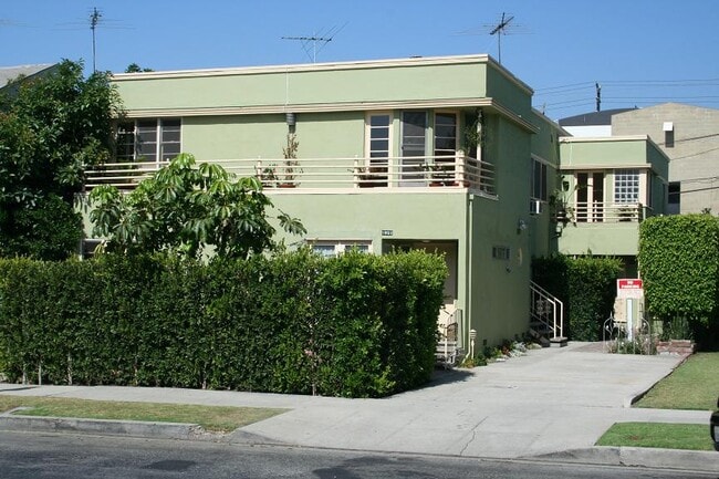 Building Photo - 839 N Alfred St Unit 841 Downstairs Back