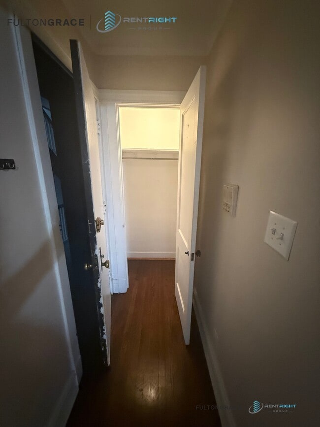 Building Photo - 2617 W Gunnison St Unit 2621-N2