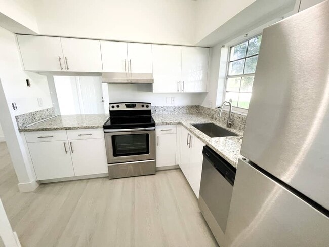 Building Photo - 2421 NW 96th Ter Unit 20I