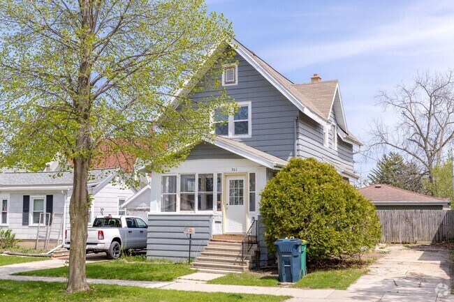 Building Photo - Charming 3-Bed Coming Available! Rental