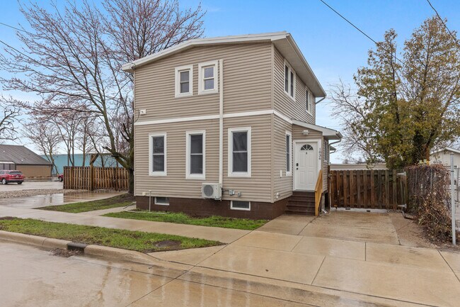 1836 Lakeshore Dr