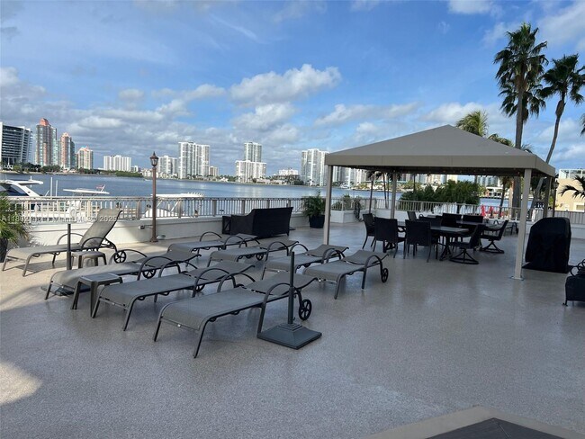 Photo - 18000 N Bay Rd Unidad 204