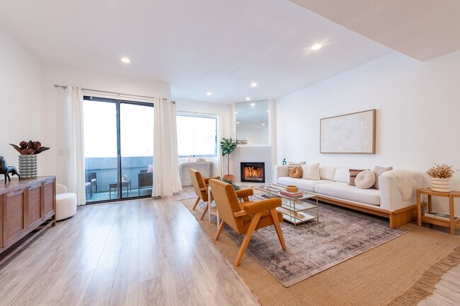 Sala de estar con balcón - 839 Larrabee St Unidad 6