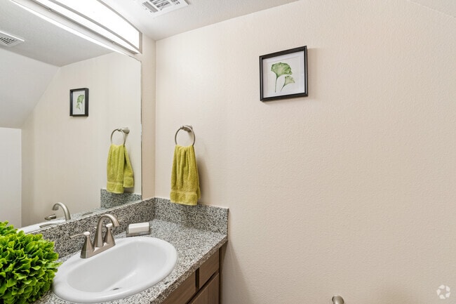 2BR, 1.5BA - 1000SF - Bathroom