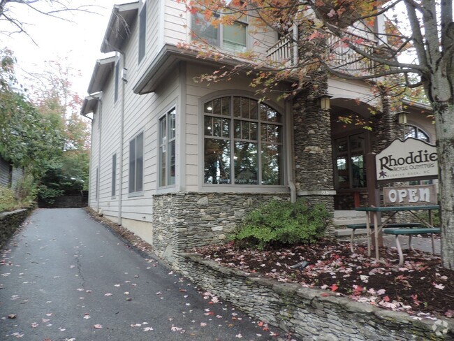 Building Photo - Luxurious 2bd Condo in Downtown Blowing Rock!