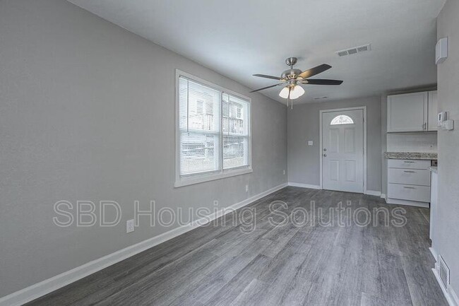 Photo - 805 E Albert Ave