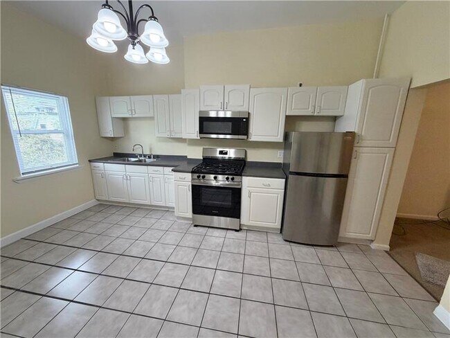 Photo - 1412 Main St
