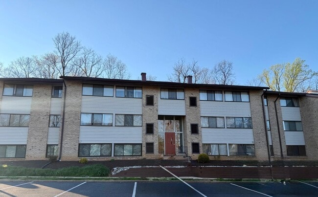 Building Photo - 140 Royal Oak Dr Unit I