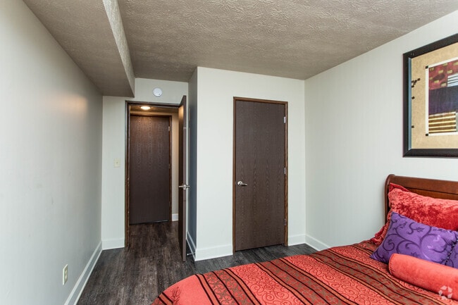 1BR, 1BA - 550 SF