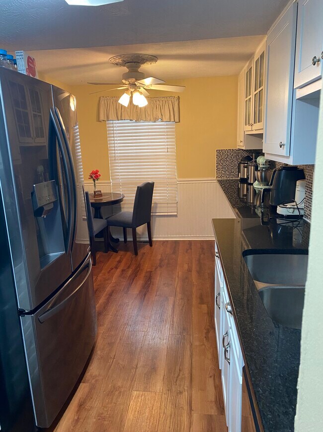 Kitchen - 10939 Barrington Ct Unit 39