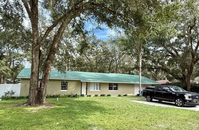 Building Photo - LARGE Beautifully Renovated 4/3 in Quaint ...