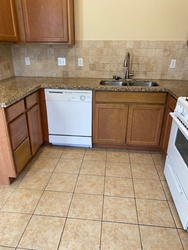 Photo - Great 3 bedroom/2.5 bath duplex w/2 car garage!