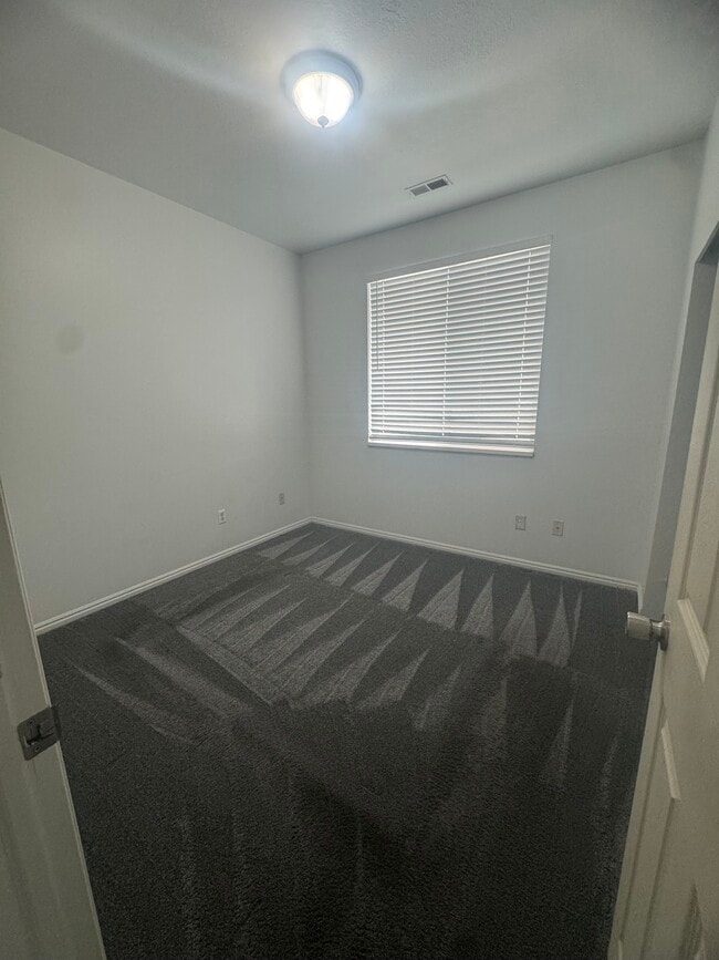 Photo - 214 Foxboro Dr W