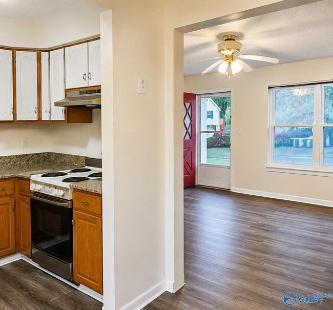 Photo - 3311 Wilks Pl SW