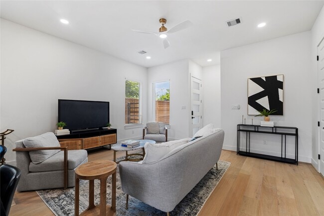 Building Photo - 4110 Cortlandt St