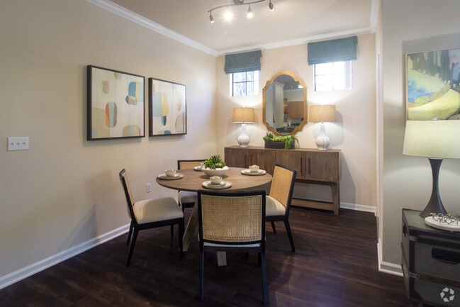 1BR,1BA-893SF