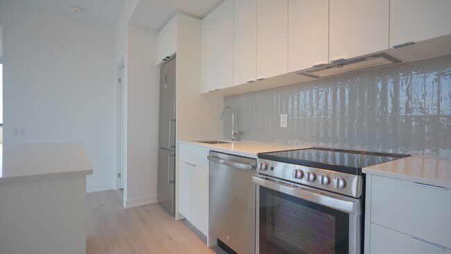 Photo - 1660-1660 Bloor St W