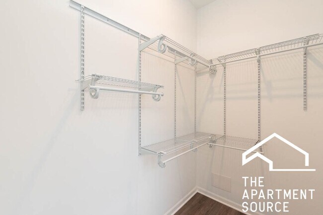 Photo - South Loop 3 bed 2 bath -- Updated Kitchen, LARGEST Floorplan in the building Unit 401