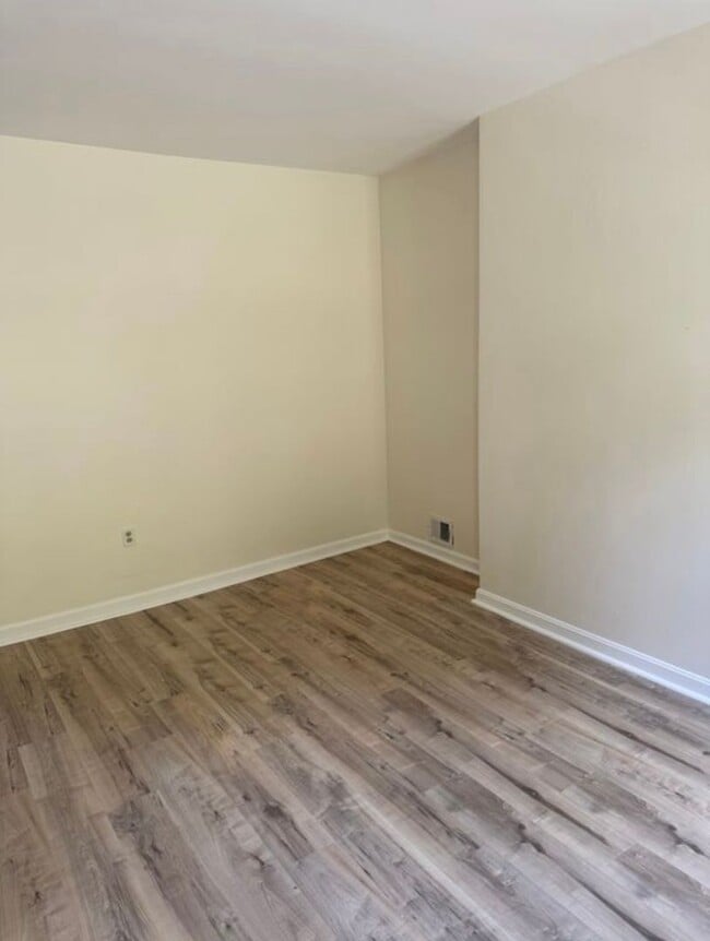 Photo - 939 Lamont St