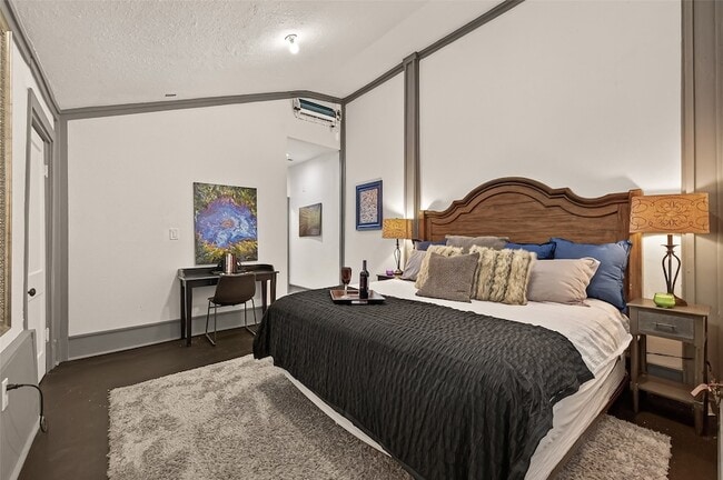 Photo - 100 W Hamilton St