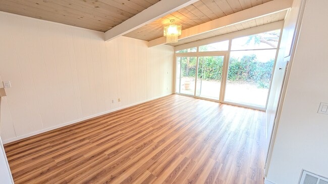 Building Photo - 1076 Oaktree Dr