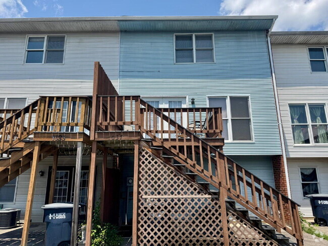 Building Photo - "Charming 3-Bed Townhouse with 2.5 Baths i...