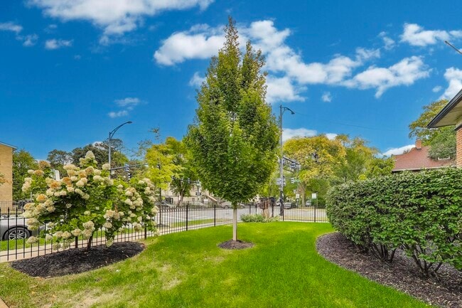 Photo - 1601 W Touhy Ave