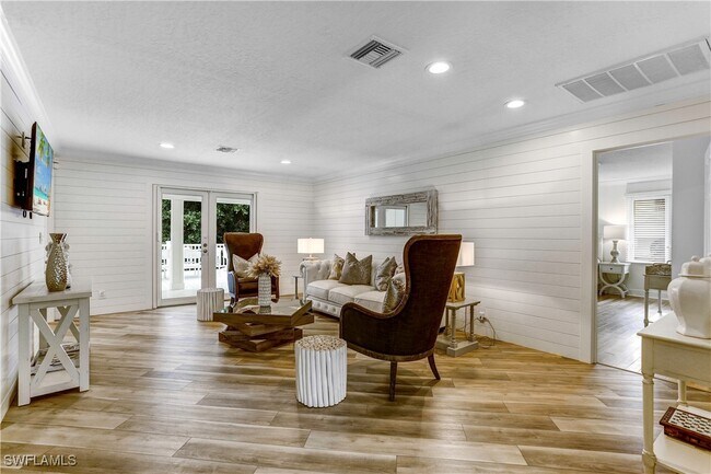 Photo - 370 6th Ave S