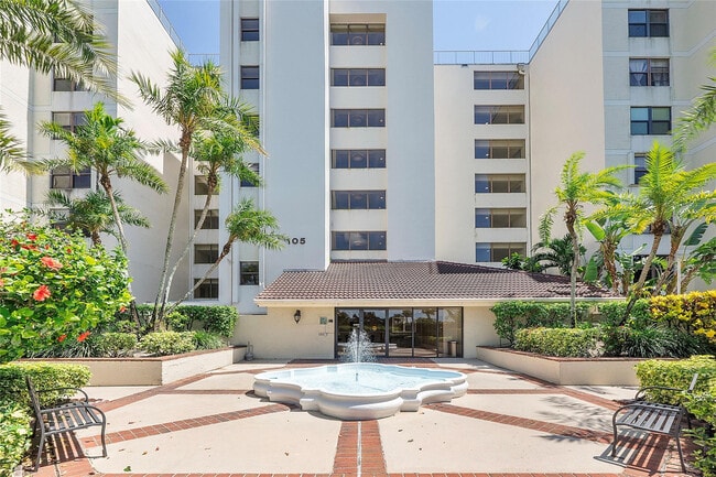 Building Photo - 105 Lake Emerald Dr Unit 405