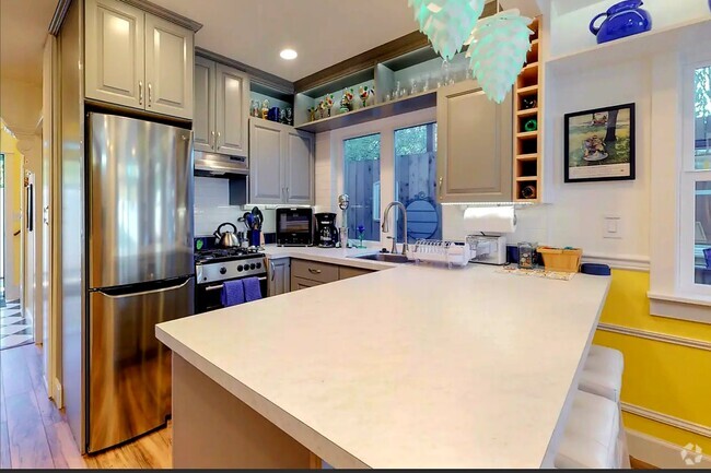 Building Photo - 6625 Amherst N St Unit B Rental