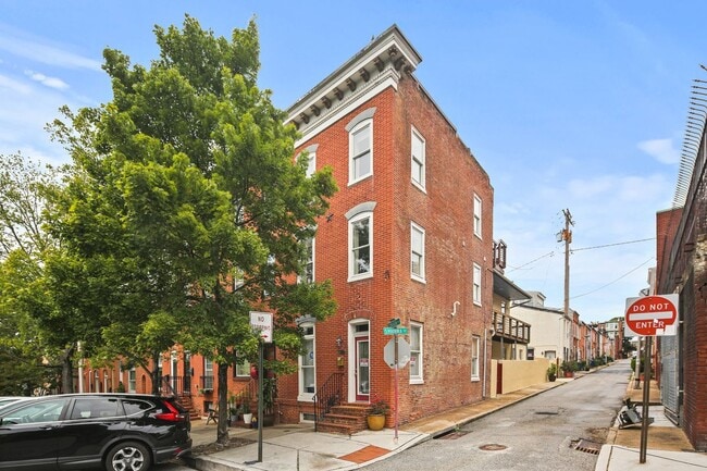 Building Photo - 2222 Gough St Rental