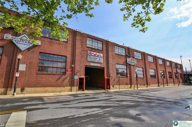 Building Photo - 11 W 2nd St Unit 141