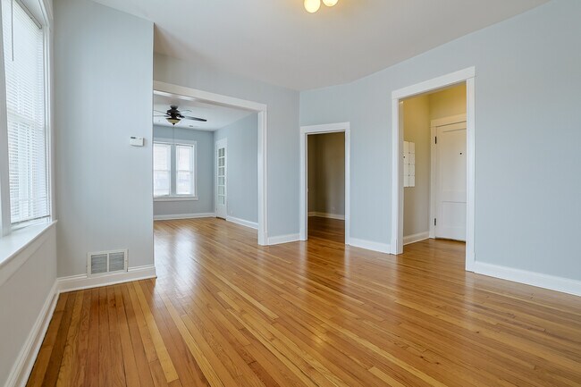 4413 W Montrose Ave