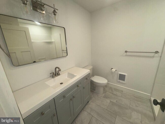 1087 Mt Tom Rd Unit 205