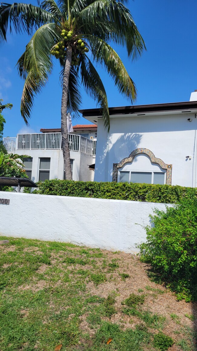 EXTERIOR 2 - 2800 Pine Tree Dr Unidad 1