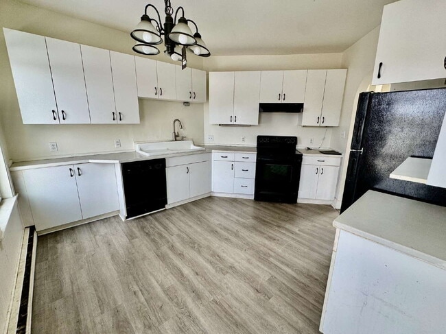 Photo - Bright Three Bedroom Apartment with Architectural Charm!