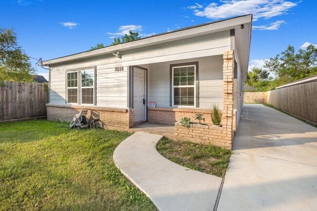 Photo - 3234 Berry St