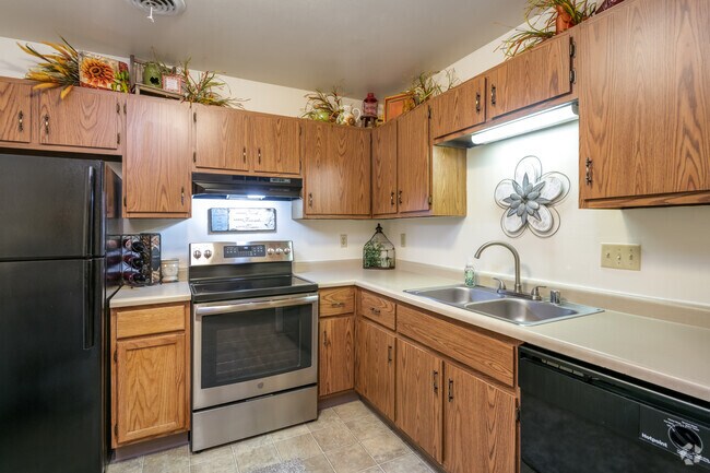 2 BR + DEN, 2 BA - 1,102SF