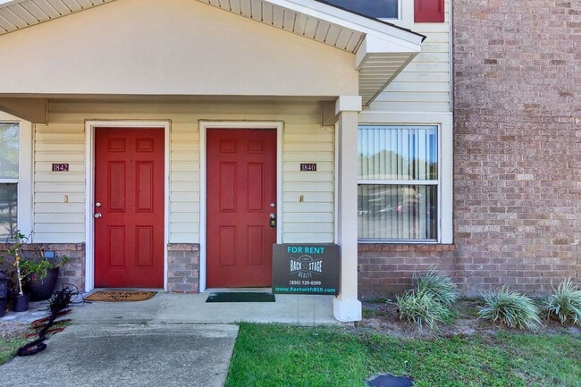 Building Photo - Brick 2 Bed 2.5 Bath END UNIT Townhome in ...