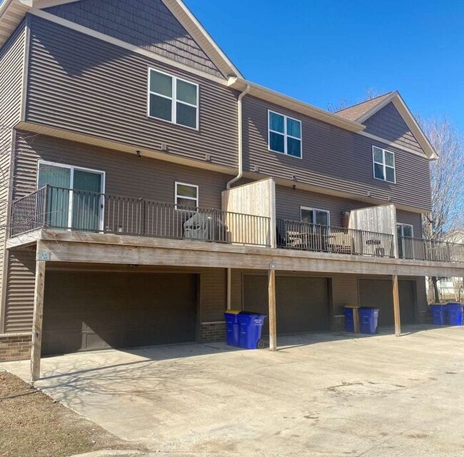 Building Photo - $2,000 | 3 Bedroom, 2.5 Bathroom Town Home | Pet Friendly* | Available for an August 1st, 2026 Mo...