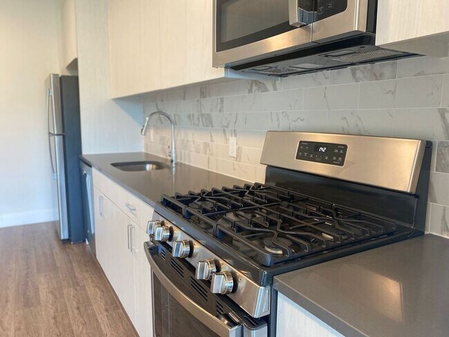 Building Photo - 475 William St Rental