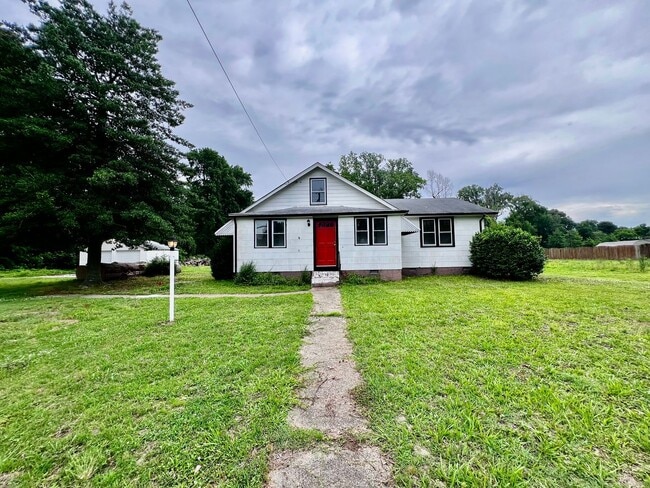 Charming Farmhouse in Chesapeake on .87 Acres - Charming Farmhouse in Chesapeake on .87 Acres
