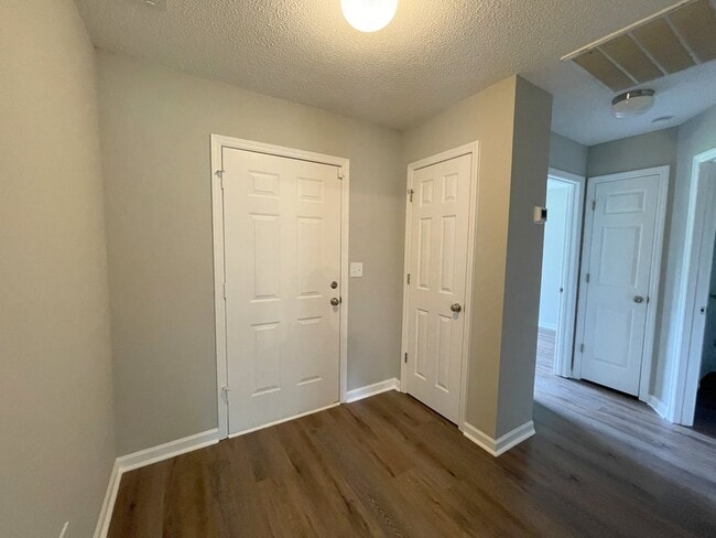 Photo - 100 Brook Glen Dr
