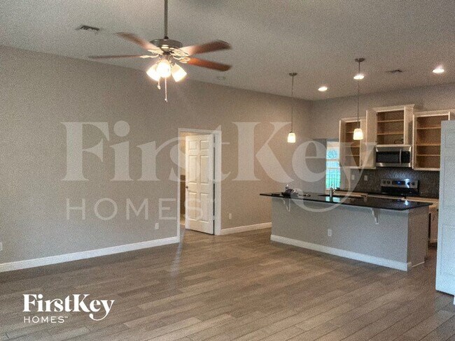 Photo - 526 SW Dahled Ave